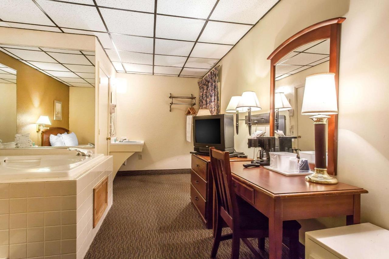 Rodeway Inn North Сандаски Экстерьер фото